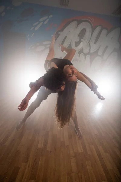 Gruppo Ballerini Multirazziali Esercitano Praticano Nel Loro Studio Rallentatore — Foto Stock