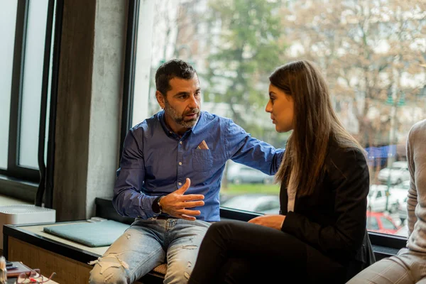 Dois Incríveis Belos Empresários Estão Falando Sobre Planos Empresa — Fotografia de Stock