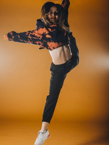 Nowoczesny Taniec Kobieta Wykonując Nowoczesny Styl Taniec Ruchy — Zdjęcie stockowe