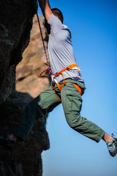 Adam Kayalara Tırmanmakla Meşgul Dağcı Kayaya Tırmanır Açık Hava Aktiviteleri — Stok fotoğraf