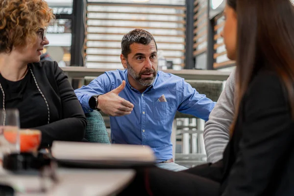 Cuatro Empresarios Amazig Están Hablando Entre Acerca Los Nuevos Planes —  Fotos de Stock