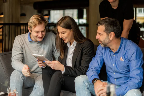 Quatre Hommes Affaires Organisent Réalisent Projet Pour Entreprise Tout Souriant — Photo