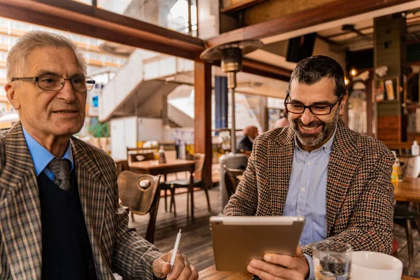 Δύο Ανώτεροι Επιχειρηματίες Χαμογελούν Και Συζητούν Τις Ιδέες Τους — Φωτογραφία Αρχείου