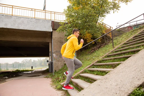 Atraente Bonito Forte Cara Está Correndo Pelas Escadas — Fotografia de Stock