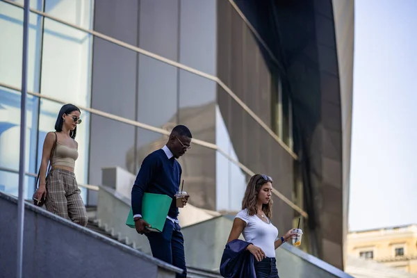 Drei Multiethnische Geschäftsleute Machen Gemeinsam Pause Während Sie Die Treppe — Stockfoto