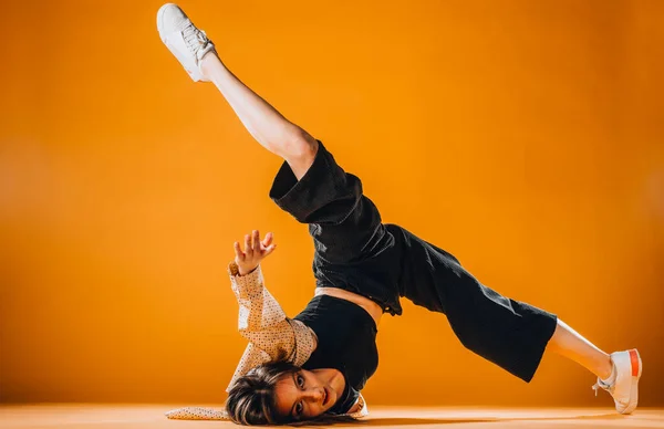 Dançarina Atlética Executando Elemento Ginástica Dança — Fotografia de Stock