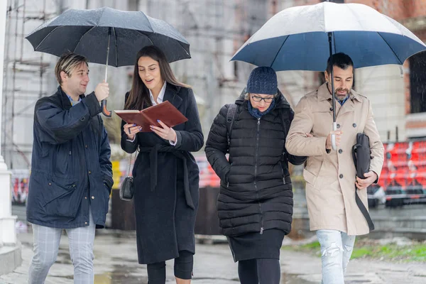 Quatro Pessoas Negócios Incríveis Bonitas Estão Conversando Caminhando Juntos Chuva — Fotografia de Stock
