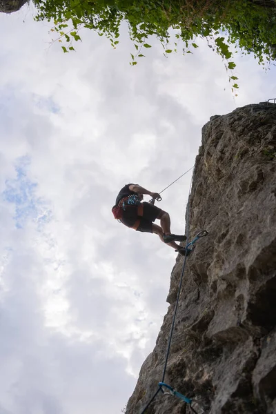 Formda Adam Büyük Kayaya Iple Tırmanıyor — Stok fotoğraf