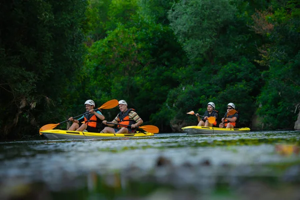 Deux Paires Kayakistes Seniors Jeunes Canoës Ensemble Dans Forêt — Photo