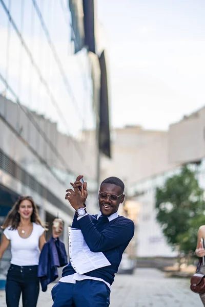 Atractivo Guapo Hombre Negocios Negro Captura Sus Papeles Mientras Camina —  Fotos de Stock