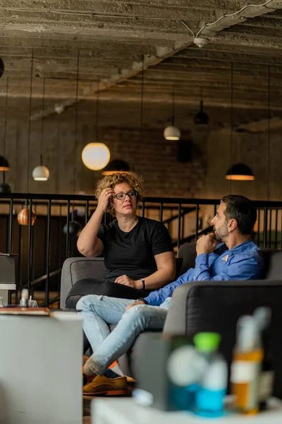 Dos Personas Negocios Increíbles Mayores Están Teniendo Una Discusión Seria —  Fotos de Stock