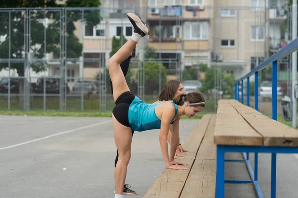 Dois Atraentes Bonitos Estão Espalhando Todo Corpo Antes Treinamento — Fotografia de Stock