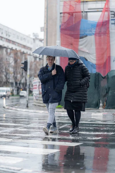 Dos Personas Negocios Increíbles Están Cruzando Calle Juntos Mientras Piensan — Foto de Stock