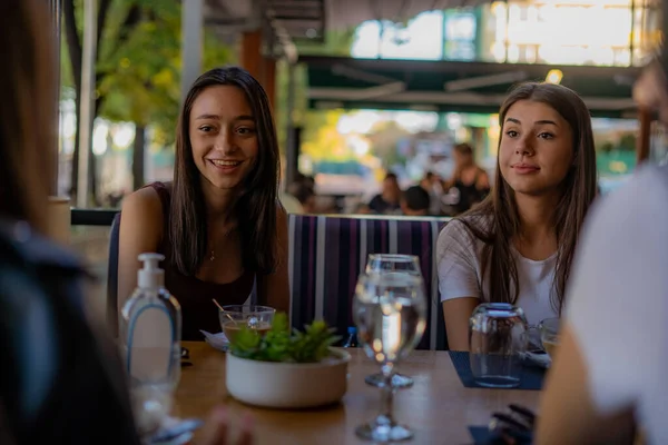 Cuatro Increíbles Bellas Amigas Jóvenes Ríen Hablan Mientras Están Café —  Fotos de Stock