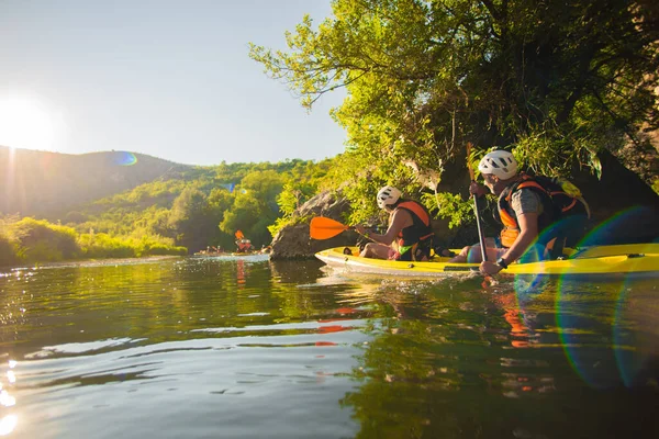 Casal Sênior Kayakers Estão Andando Caiaque Direção Grupo Enquanto Têm — Fotografia de Stock