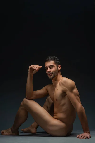 Vista Trasera Hombre Seductor Desnudo Suave Sentado Suelo Estudio Aislado —  Fotos de Stock