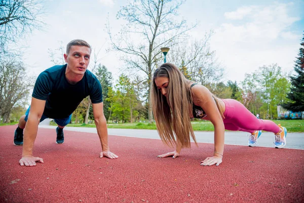 Uma Foto Casal Atlético Forte Fazendo Exercícios Flexões Fundo Natural — Fotografia de Stock