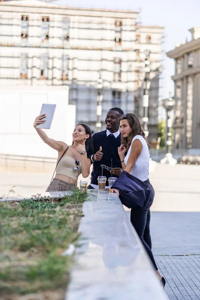 Çok Irklı Güzel Adamı Selfie Çekerken Mola Veriyorlar — Stok fotoğraf