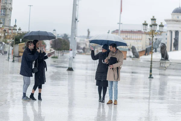 Чотири Дивовижні Бізнесмени Стоять Розмовляють — стокове фото