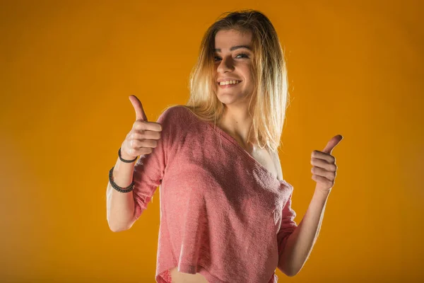 Bella Ragazza Sportiva Canotta Pantaloncini Jeans Che Ballano Con Piacere — Foto Stock