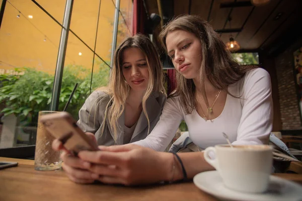 Menina Incrível Atraente Está Olhando Para Algo Telefone Mostrando Para — Fotografia de Stock