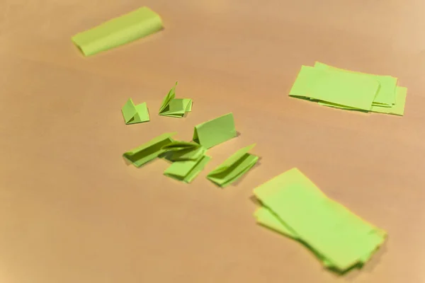 Zavřít Záběr Zelené Papíry Celém Stole Kavárně — Stock fotografie