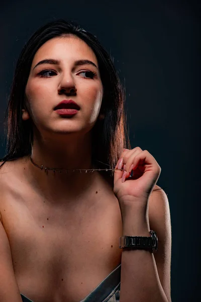 Närbild Attraktiv Och Vacker Flicka Poserar Och Håller Sitt Halsband — Stockfoto