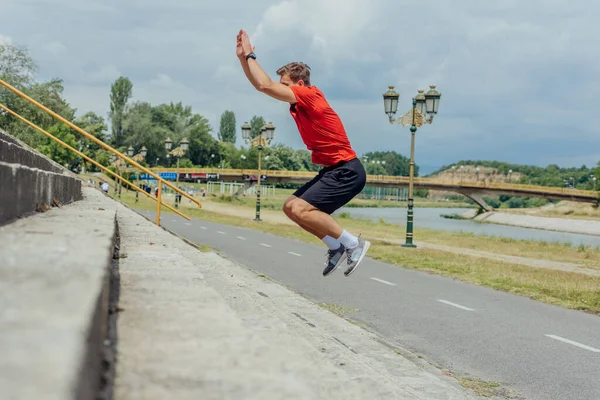 Widok Boku Zdjęcie Aktywnego Sportowca Skaczącego Schodach Trening Świeżym Powietrzu — Zdjęcie stockowe