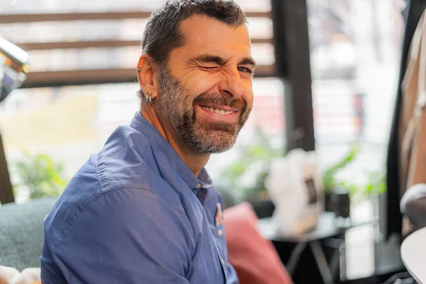 Schöner Und Erstaunlicher Senior Busiunessman Zwinkert Und Lächelt — Stockfoto