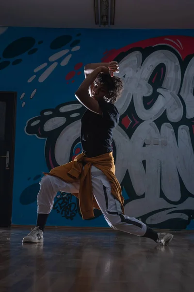 Jonge Zwarte Man Dansend Hip Hop Stijl Een Stedelijke Omgeving — Stockfoto