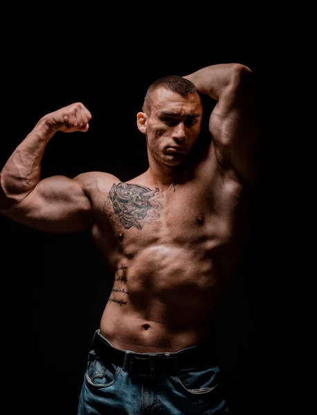 Muscular Super Alto Nível Bonito Homem Posando Fundo Preto — Fotografia de Stock
