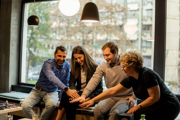 Groupe Gens Affaires Étonnants Mettent Leurs Mains Milieu Pour Équipe — Photo