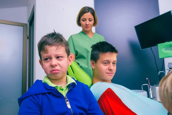 Portrait Two Young Boys Sitting Dental Office One Them Crying — Stock Photo, Image