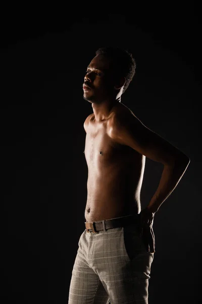 Silueta Hombre Negro Está Posando Mientras Busca Alrededor —  Fotos de Stock