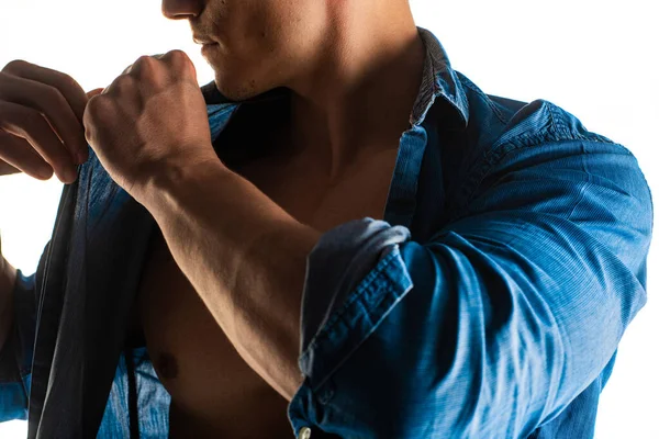 Atrakcyjny Przystojny Silny Facet Stoi Topless Naprawia Koszulę Zbliżenie — Zdjęcie stockowe