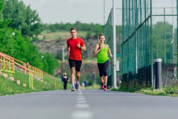 Молоді Чоловіки Жінки Спортсмени Бігають Бігають Дорозі Парку — стокове фото