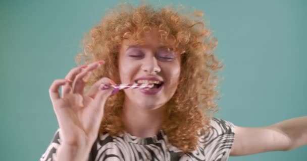 Tatlı Kız Şeker Yalarken Sette Çılgın Suratlar Yapıyor Ağır Çekimde — Stok video