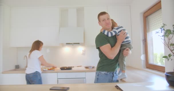 Baba Oğlunu Eğlendirirken Anne Ellerini Yıkıyor — Stok video