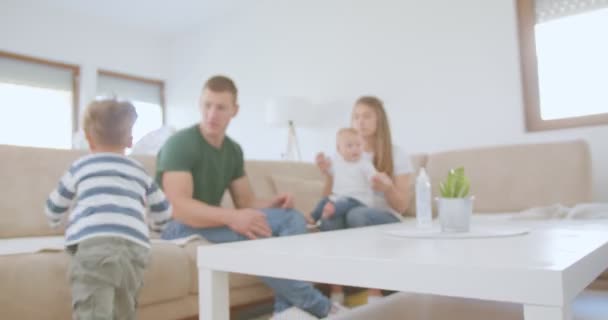 Les Parents Bébé Sont Assis Sur Canapé Puis Jeune Garçon — Video