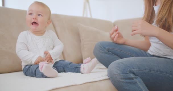 Adorable Bebé Riéndose Una Pared Mientras Madre Limpia Nariz Del — Vídeos de Stock