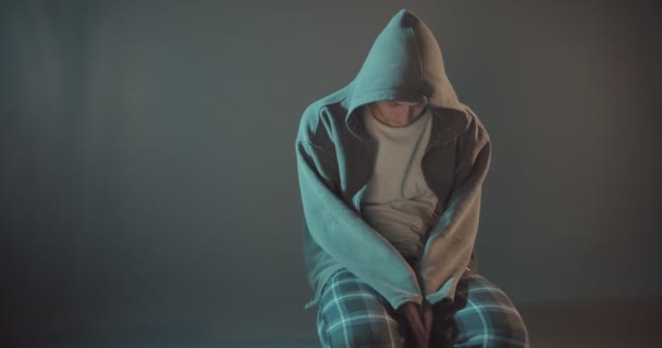 Młody Chłopiec Depresją Siedzi Opuszczoną Głową Myśli Bólu — Wideo stockowe