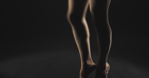 Férfi Táncos Magaslaton Táncol Mozog Ugrál Lassított Felvételen — Stock videók