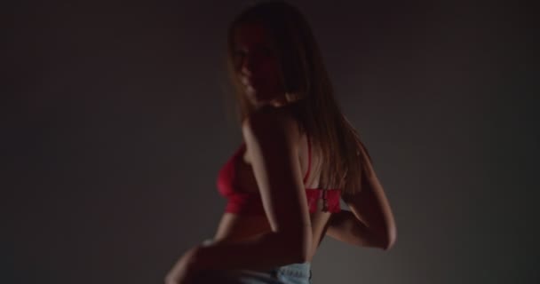 Cool Tjej Underkläder Rör Sig Förföriskt Slow Motion Grunt Skärpedjup — Stockvideo