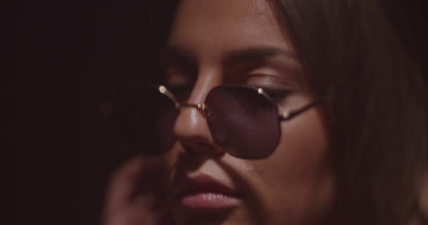 Cool Girl Avec Des Lunettes Soleil Déplaçant Séduisante Ralenti Gros — Vidéo gratuite