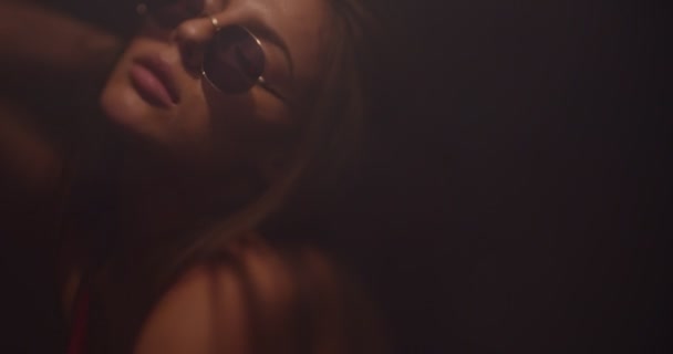 Cool Girl Déplaçant Sexuellement Avec Lingerie Rouge Isolé Ralenti Gros — Video