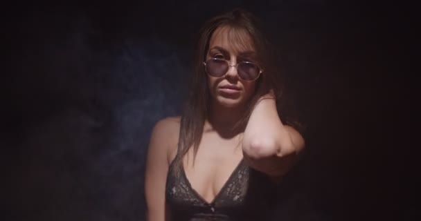 Menina Legal Dançando Sedutoramente Vestindo Lingerie Preta Com Fumaça Fluindo — Vídeo de Stock