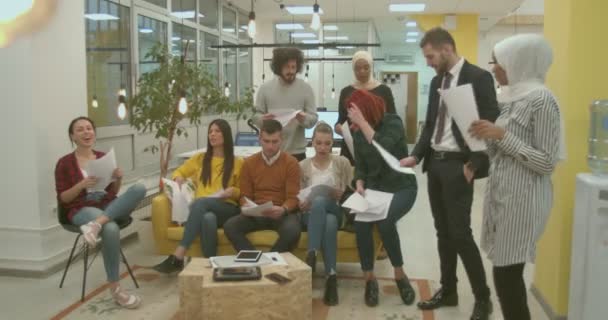 オフィスでの作業計画について議論する多民族の同僚のグループ — ストック動画