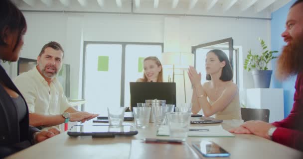 Groep Van Multiraciale Zakenmensen Bespreken Het Plan Voor Het Bedrijf — Stockvideo