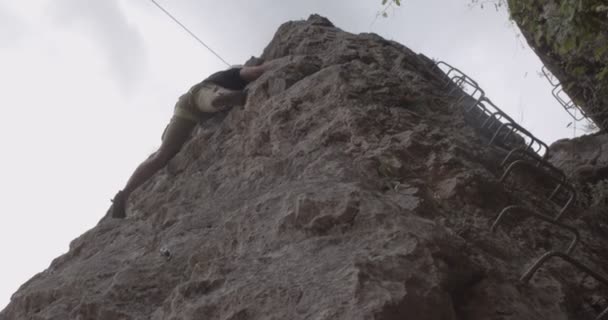 Fit Knappe Man Het Beklimmen Van Heuvel Terwijl Denken Aan — Stockvideo