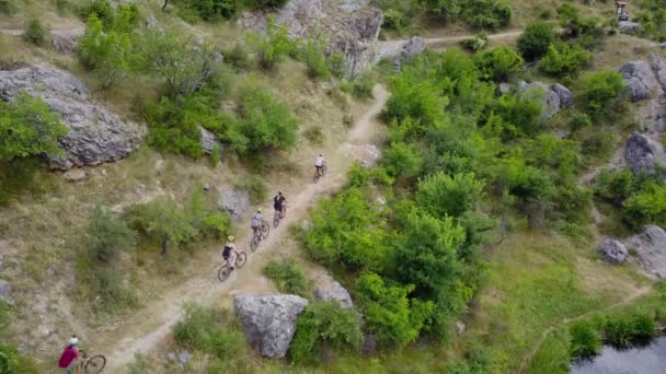 Высокий Вид Беспилотника Группы Друзей Катающихся Велосипеде Вместе Горной Дороге — стоковое видео